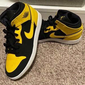 Air Jordan 1s mid